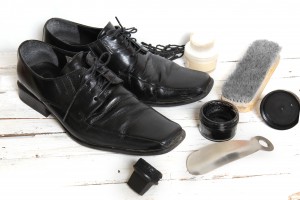 L'entretien chaussure cuir par le glaçage